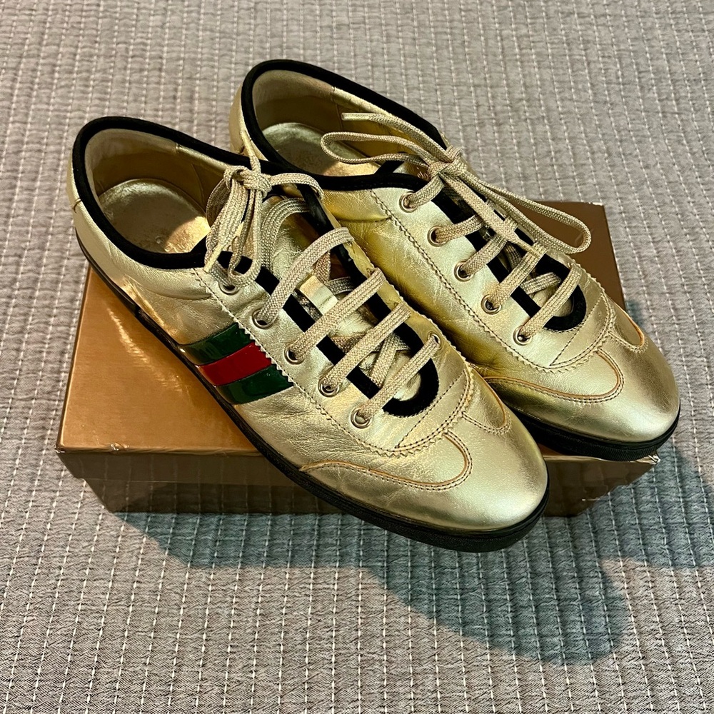Beautiful mens (unisex) gold Gucci shoes G39.5 fits like a men’s US8.5 mint